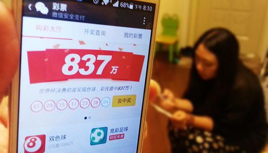 足球冠军奖杯含金量_足球杯冠军奖金多少钱啊_足球冠军奖杯是一人一个吗