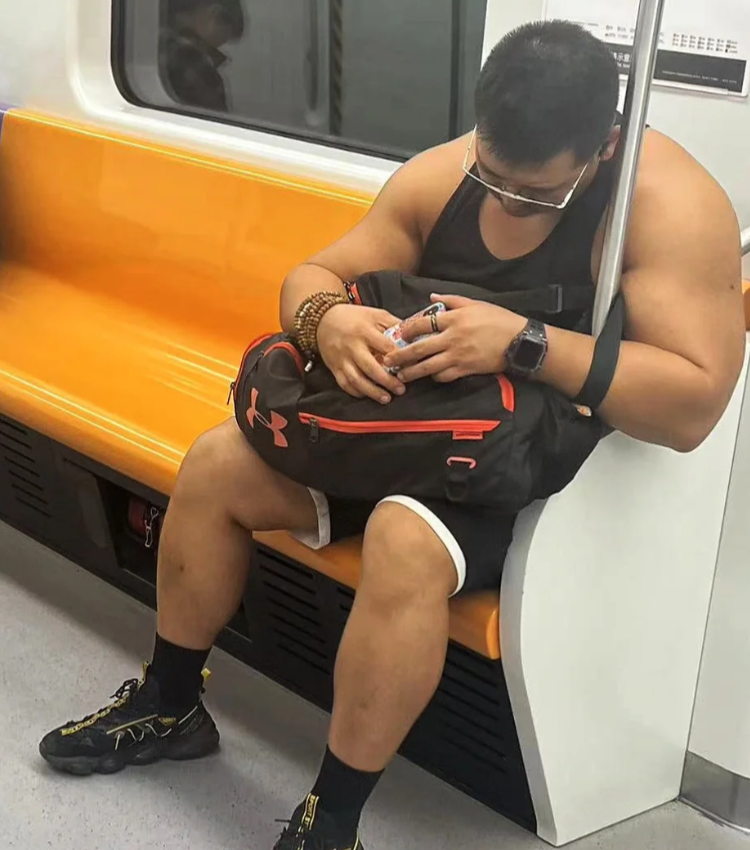 健身房找男私教_健身房私教聊天曝光_健身房男私教的对象